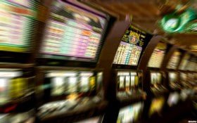 Sajian berbagai permainan kasino online dengan visual menarik dan dealer profesional